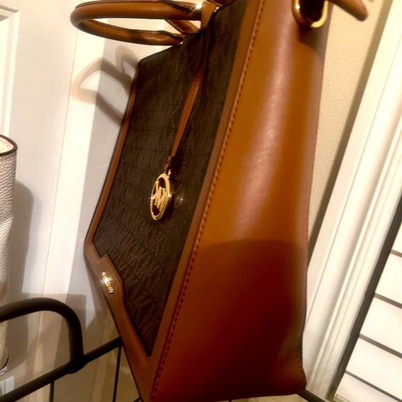 MK purse like new. - Picture 2 of 5